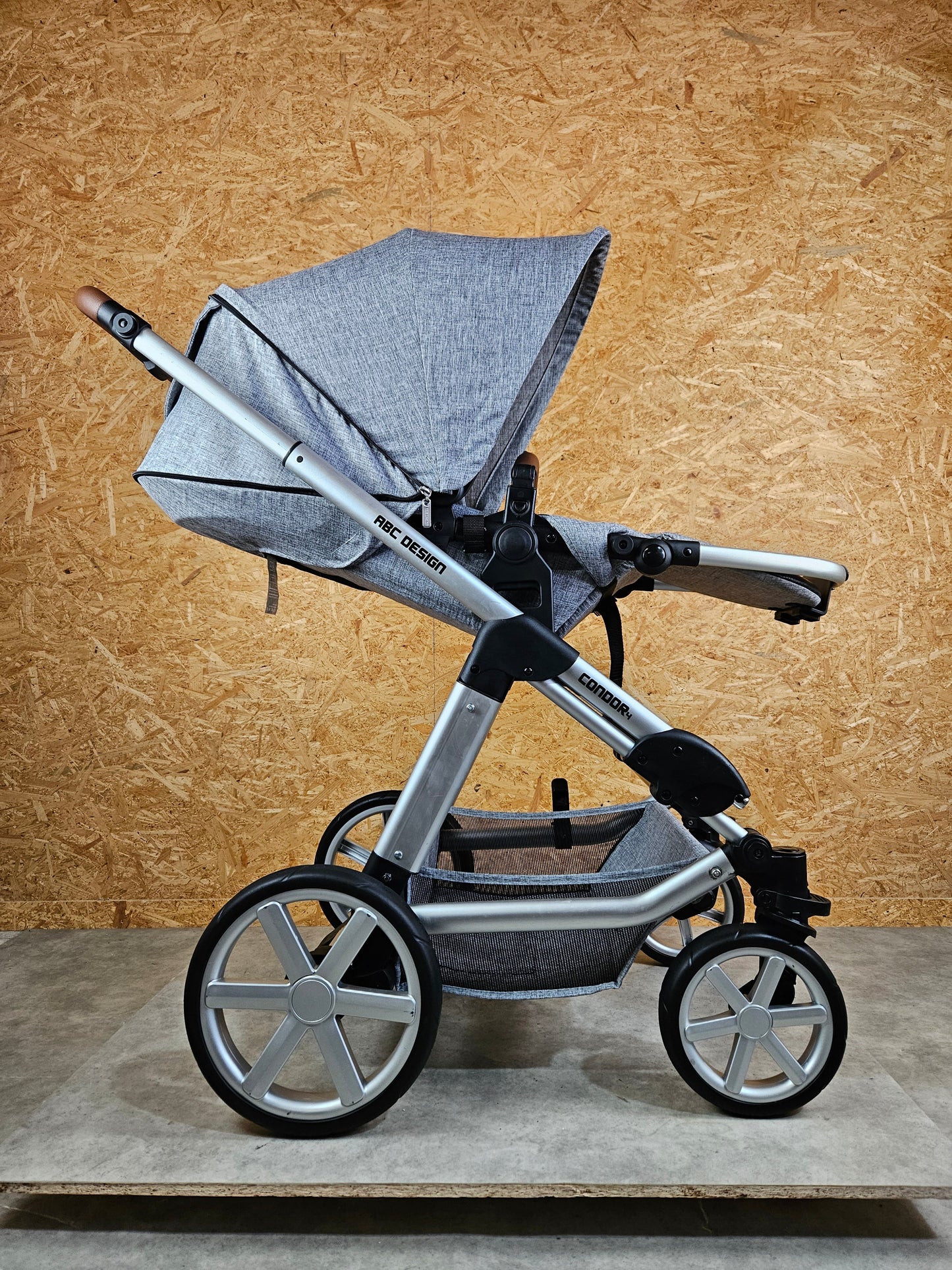 ABC Design - Condor 4 Kombikinderwagen (Sportsitz und Babywanne) inkl. Fußsack, Regenschirm u.v.m. - Grau in gutem Zustand