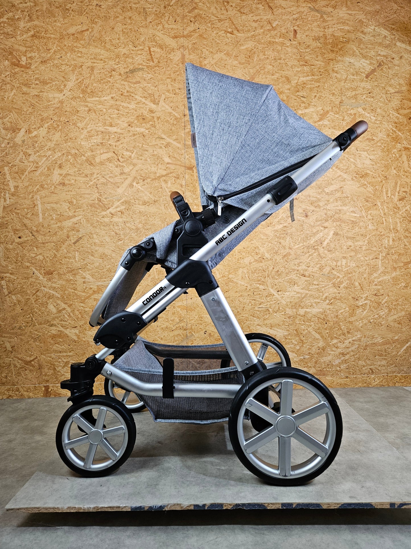ABC Design - Condor 4 Kombikinderwagen (Sportsitz und Babywanne) inkl. Fußsack, Regenschirm u.v.m. - Grau in gutem Zustand