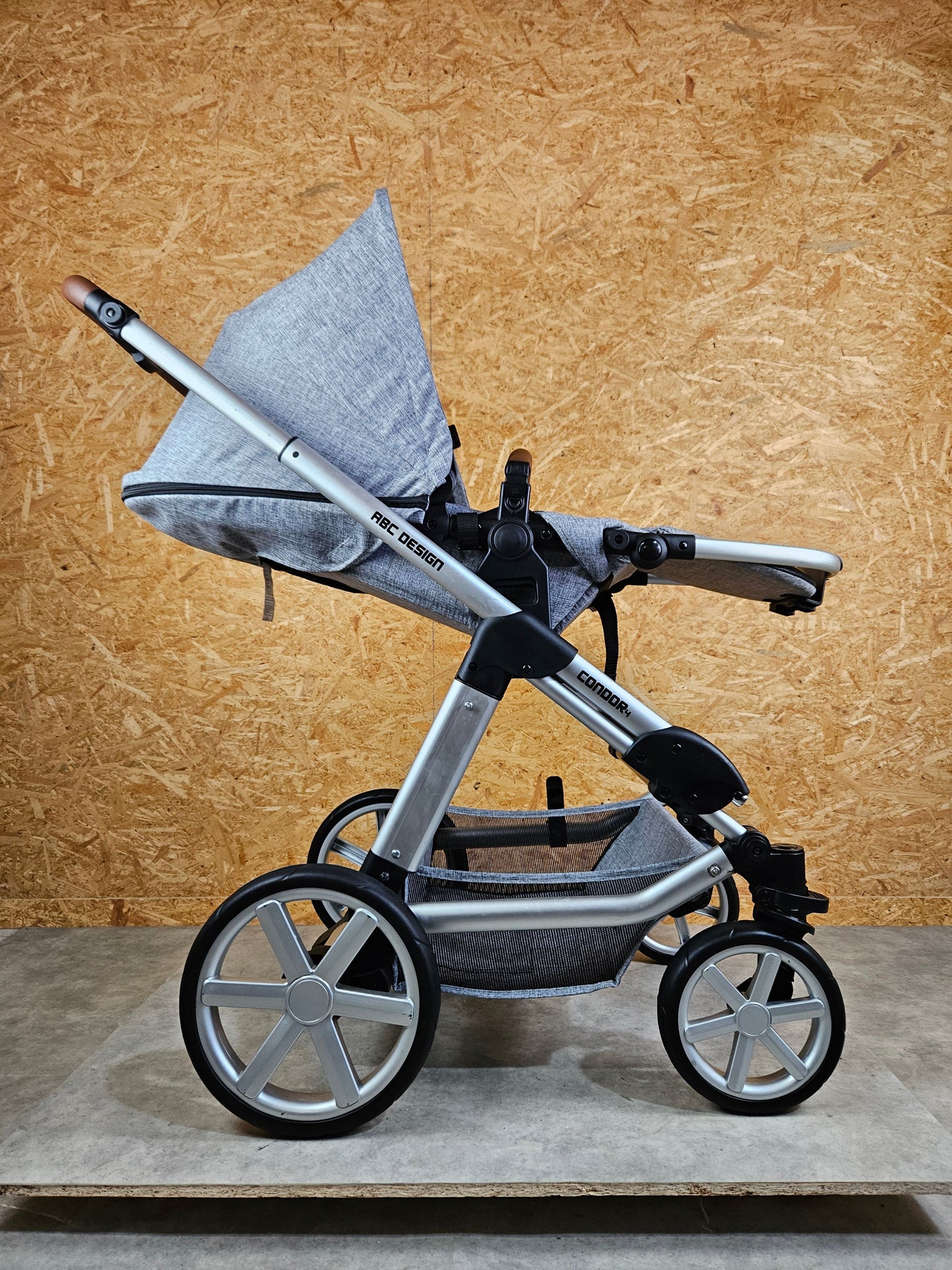 ABC Design - Condor 4 Kombikinderwagen (Sportsitz und Babywanne) inkl. Fußsack, Regenschirm u.v.m. - Grau in gutem Zustand