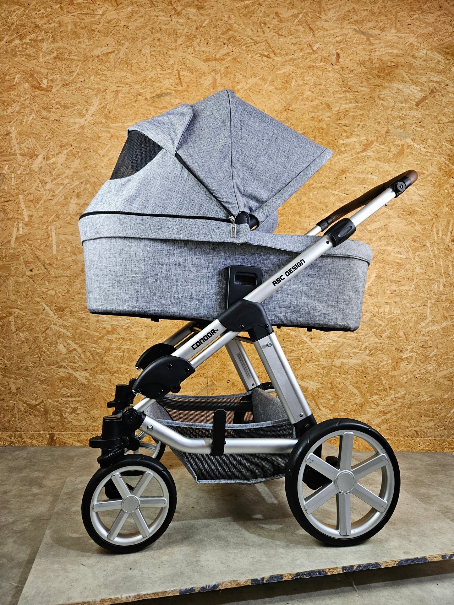 ABC Design - Condor 4 Kombikinderwagen (Sportsitz und Babywanne) inkl. Fußsack, Regenschirm u.v.m. - Grau in gutem Zustand
