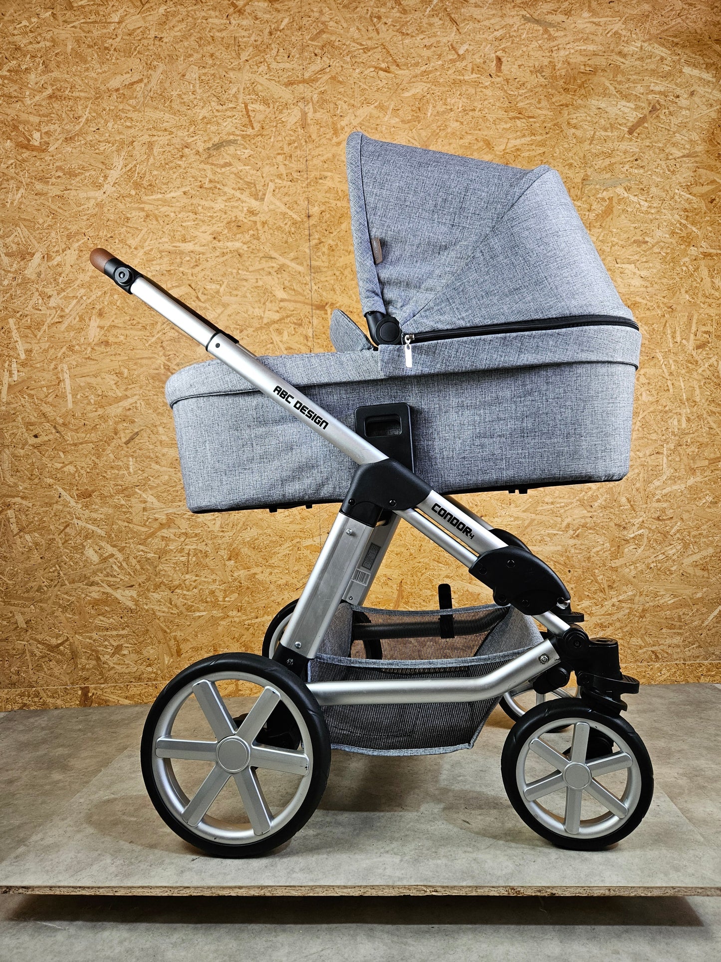 ABC Design - Condor 4 Kombikinderwagen (Sportsitz und Babywanne) inkl. Fußsack, Regenschirm u.v.m. - Grau in gutem Zustand