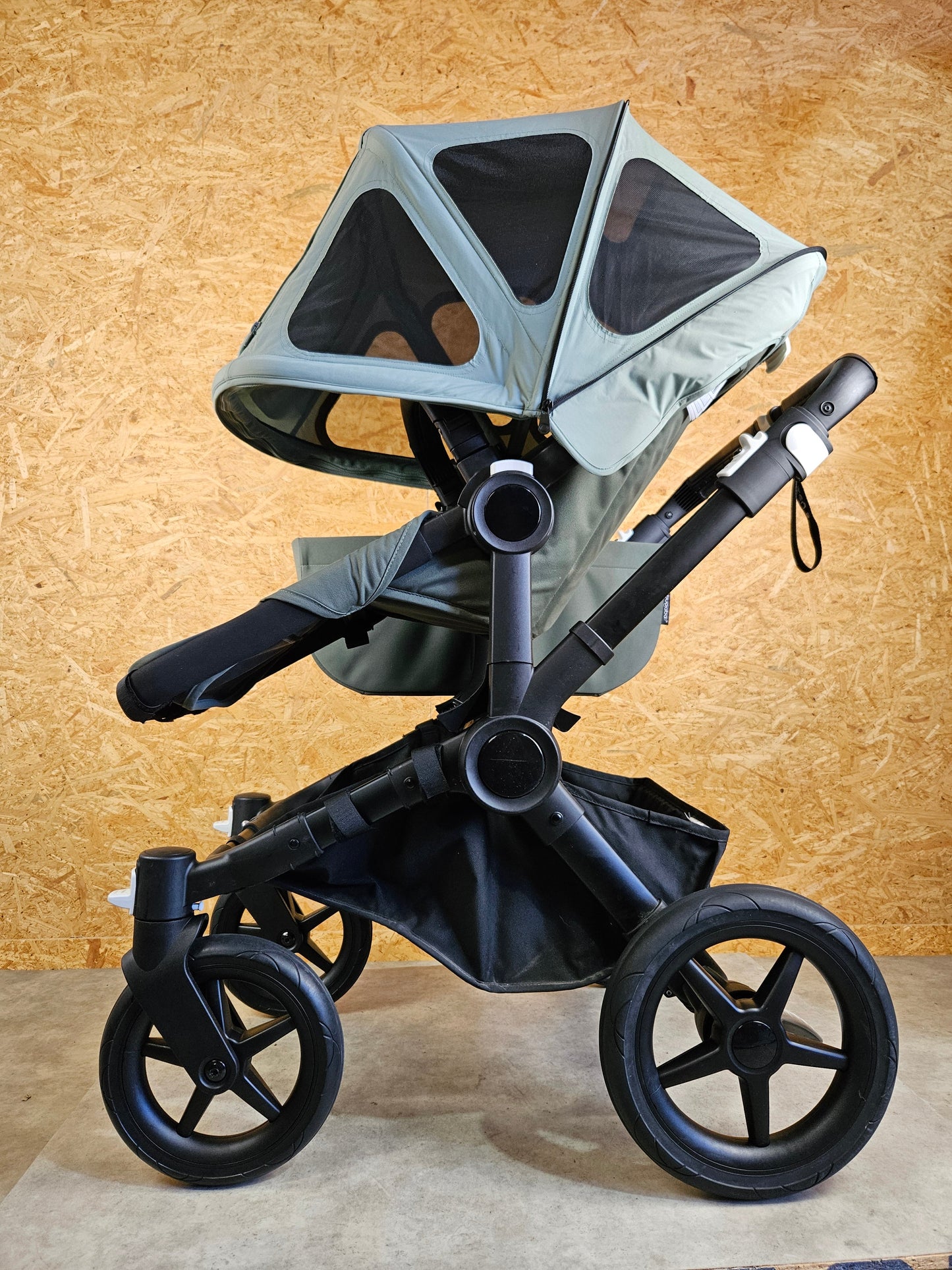 Bugaboo - Donkey 5 Mono (1 Sportsitz / 1 Babywanne inkl. Mitfahrbrett, Sonnendach Bee Breezi und Regenschutz) - Grün in sehr gutem Zustand