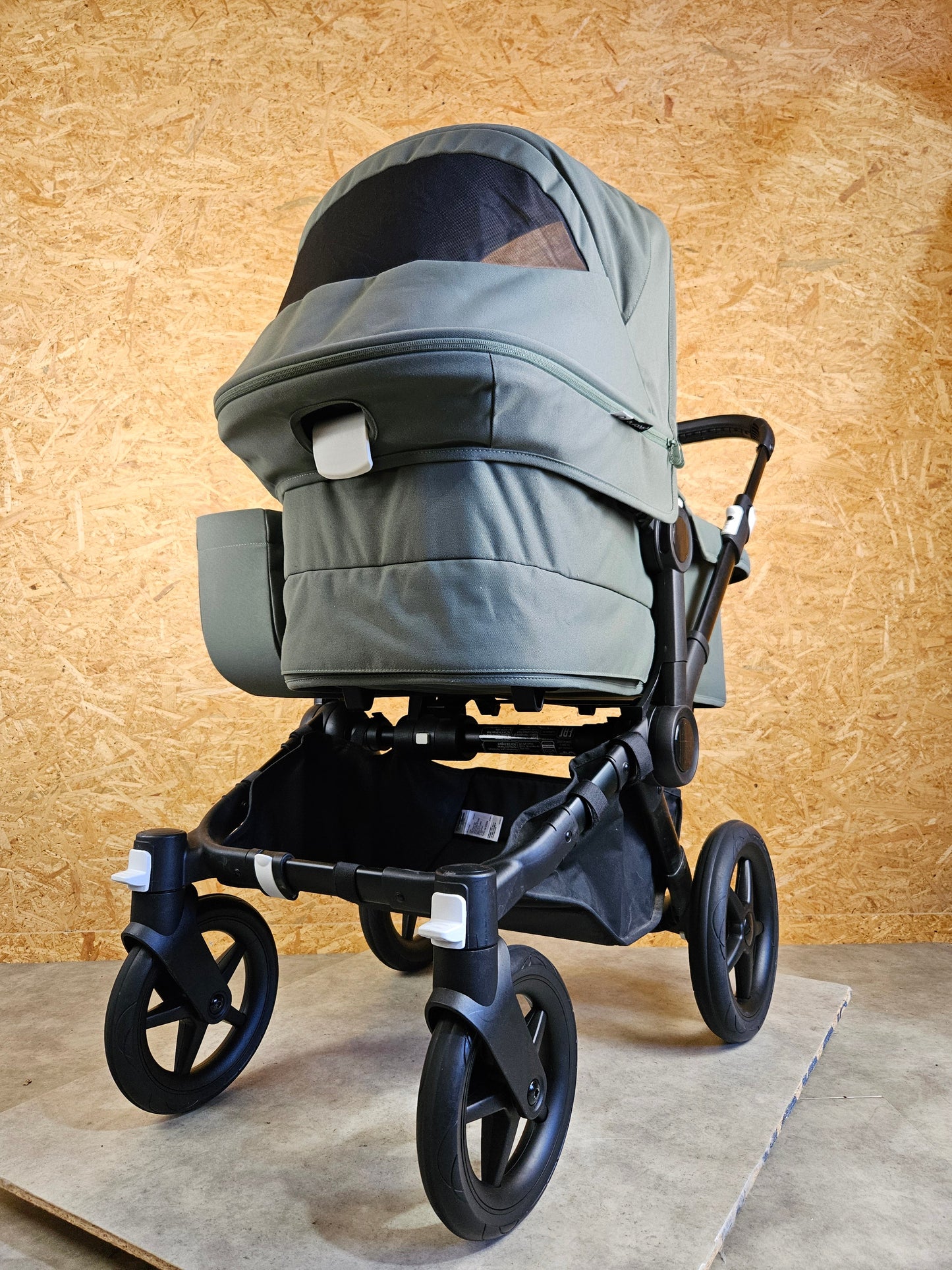 Bugaboo - Donkey 5 Mono (1 Sportsitz / 1 Babywanne inkl. Mitfahrbrett, Sonnendach Bee Breezi und Regenschutz) - Grün in sehr gutem Zustand