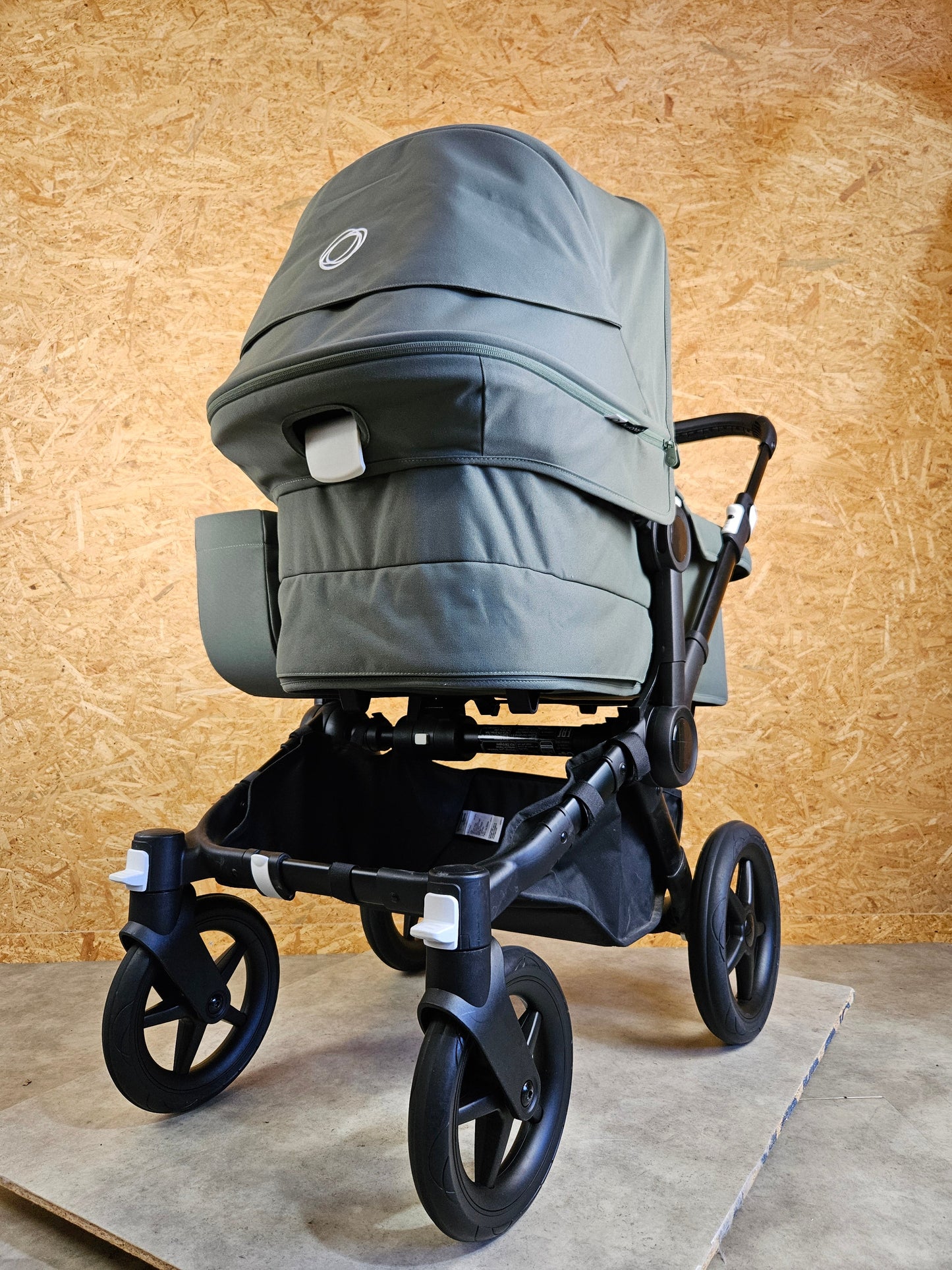Bugaboo - Donkey 5 Mono (1 Sportsitz / 1 Babywanne inkl. Mitfahrbrett, Sonnendach Bee Breezi und Regenschutz) - Grün in sehr gutem Zustand