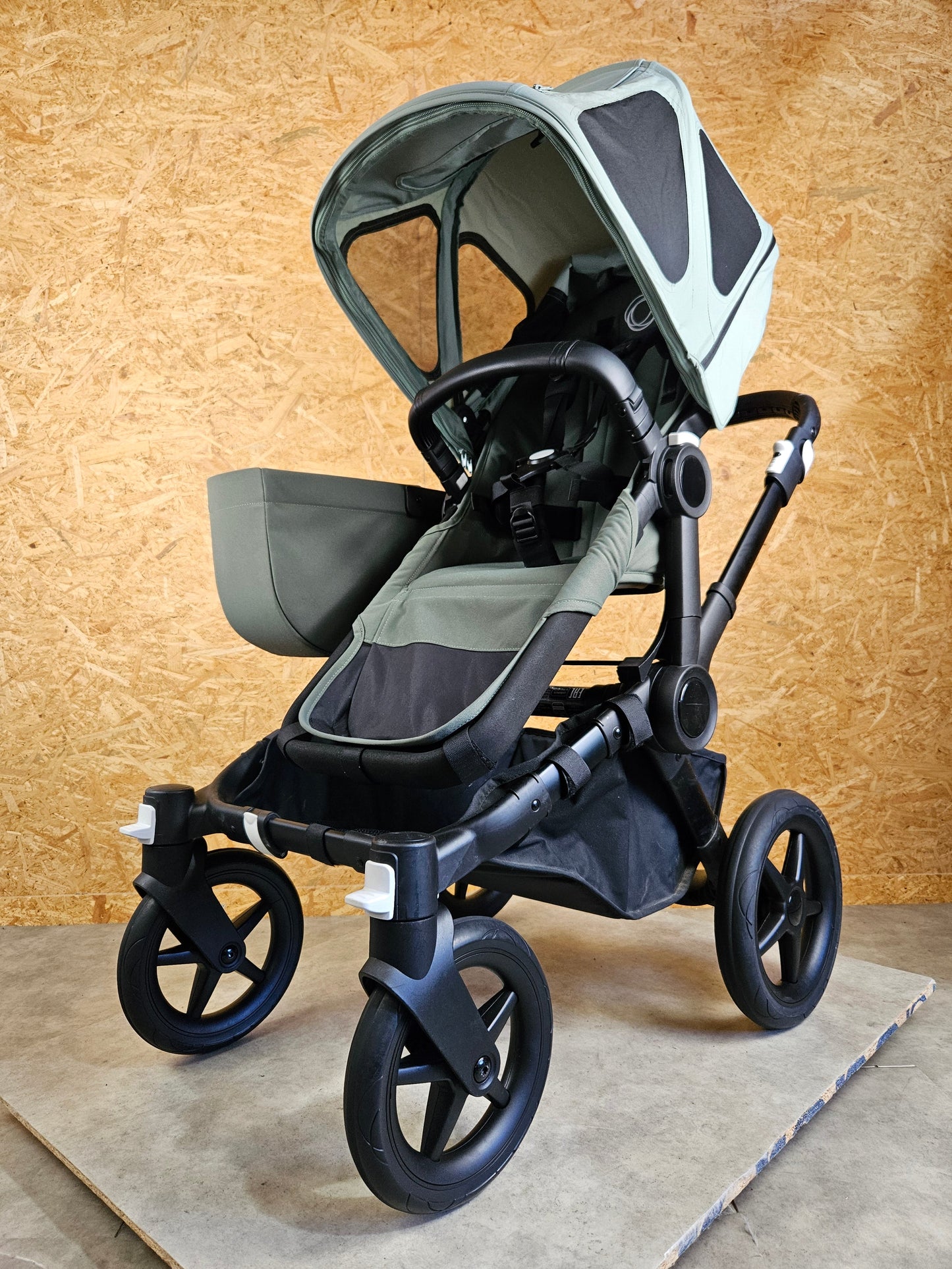 Bugaboo - Donkey 5 Mono (1 Sportsitz / 1 Babywanne inkl. Mitfahrbrett, Sonnendach Bee Breezi und Regenschutz) - Grün in sehr gutem Zustand
