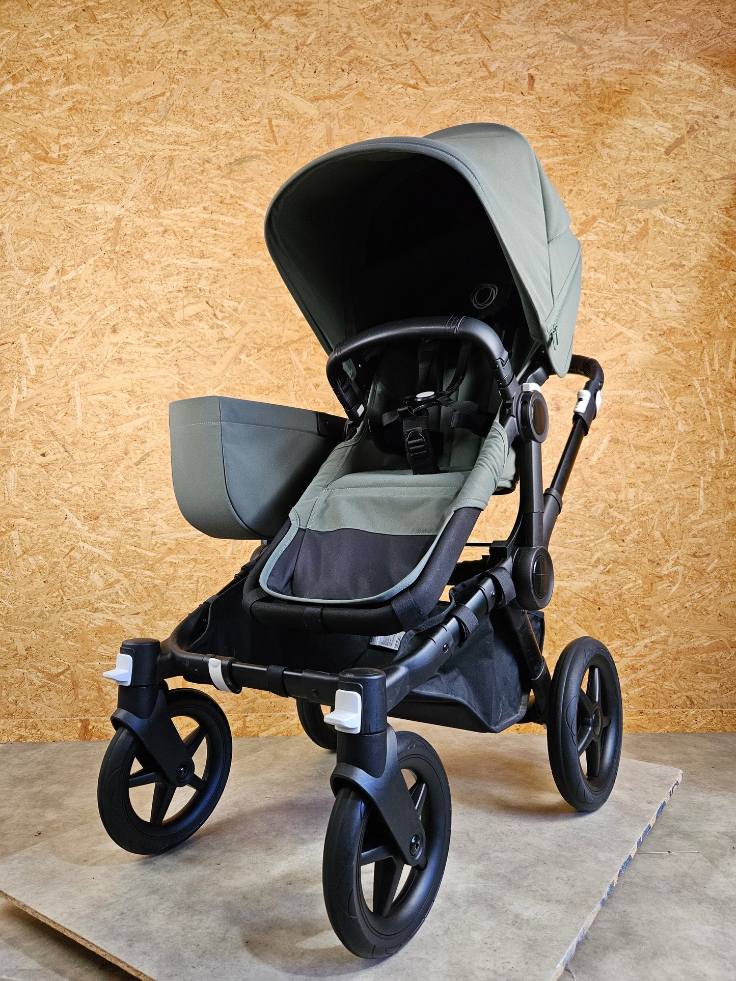 Bugaboo - Donkey 5 Mono (1 Sportsitz / 1 Babywanne inkl. Mitfahrbrett, Sonnendach Bee Breezi und Regenschutz) - Grün in sehr gutem Zustand