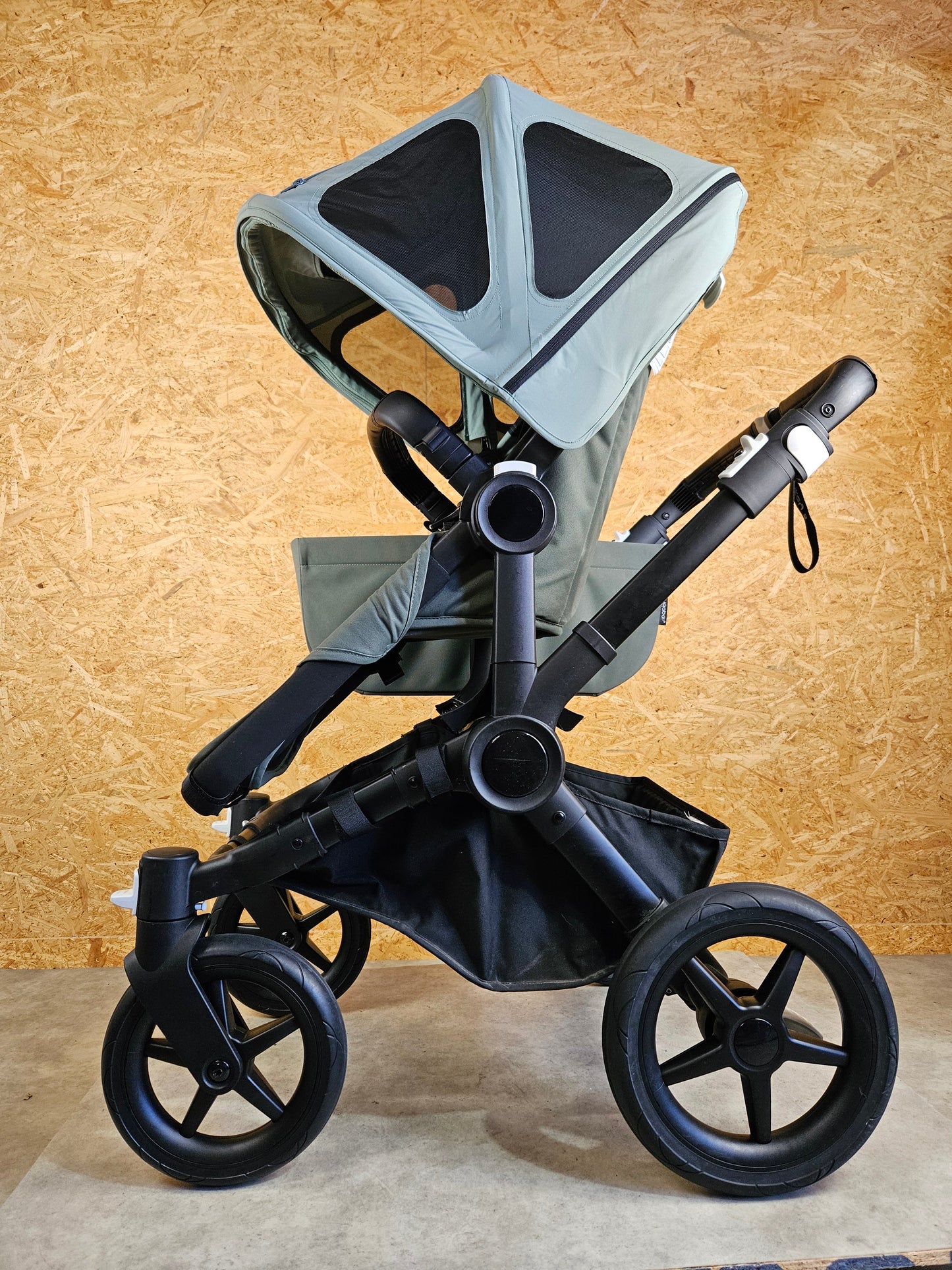Bugaboo - Donkey 5 Mono (1 Sportsitz / 1 Babywanne inkl. Mitfahrbrett, Sonnendach Bee Breezi und Regenschutz) - Grün in sehr gutem Zustand