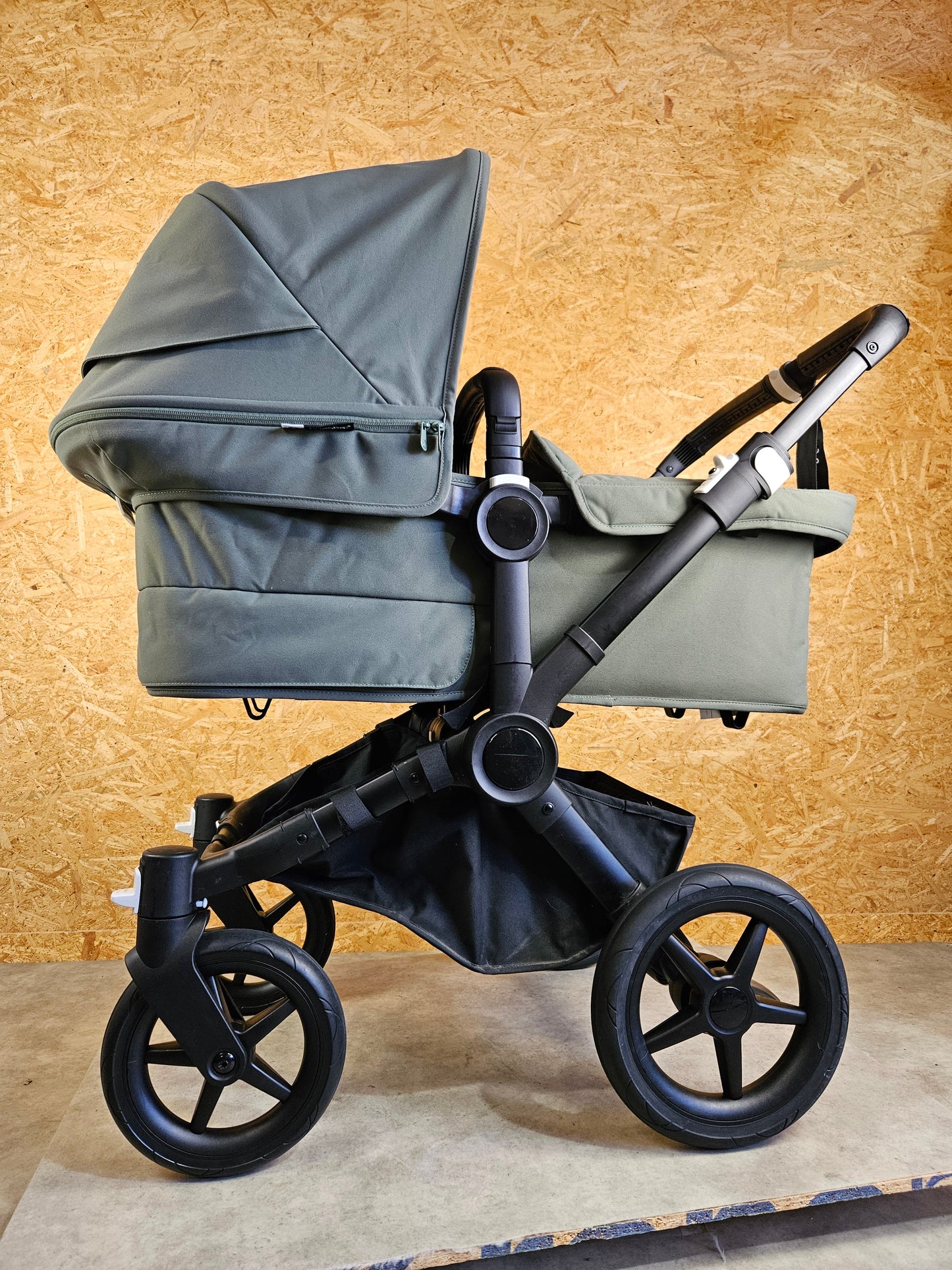 Bugaboo - Donkey 5 Mono (1 Sportsitz / 1 Babywanne inkl. Mitfahrbrett, Sonnendach Bee Breezi und Regenschutz) - Grün in sehr gutem Zustand