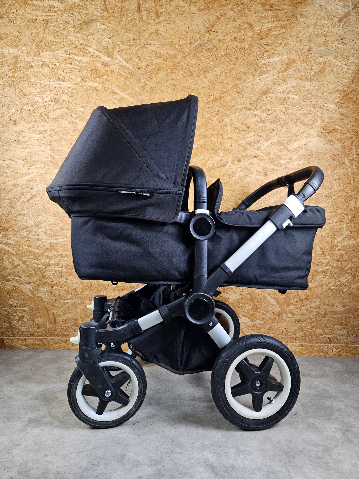 Bugaboo - Donkey Duo Kinderwagen (1 Liegewanne / 1 Sportsitz) Inkl. Seitliche Gepäcktasche - Schwarz in Gutem Zustand 4