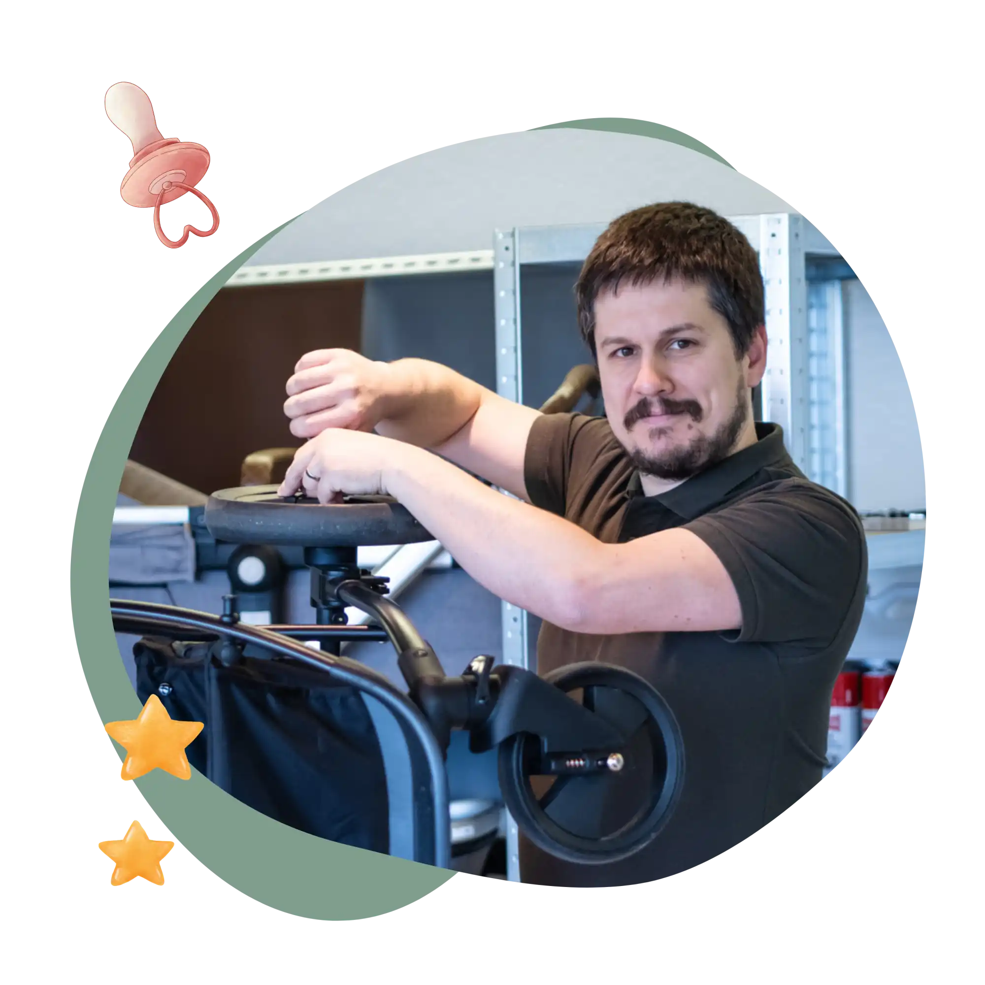 Ein Mann mit Bart und Schnurrbart passt einen Kinderwagen an.