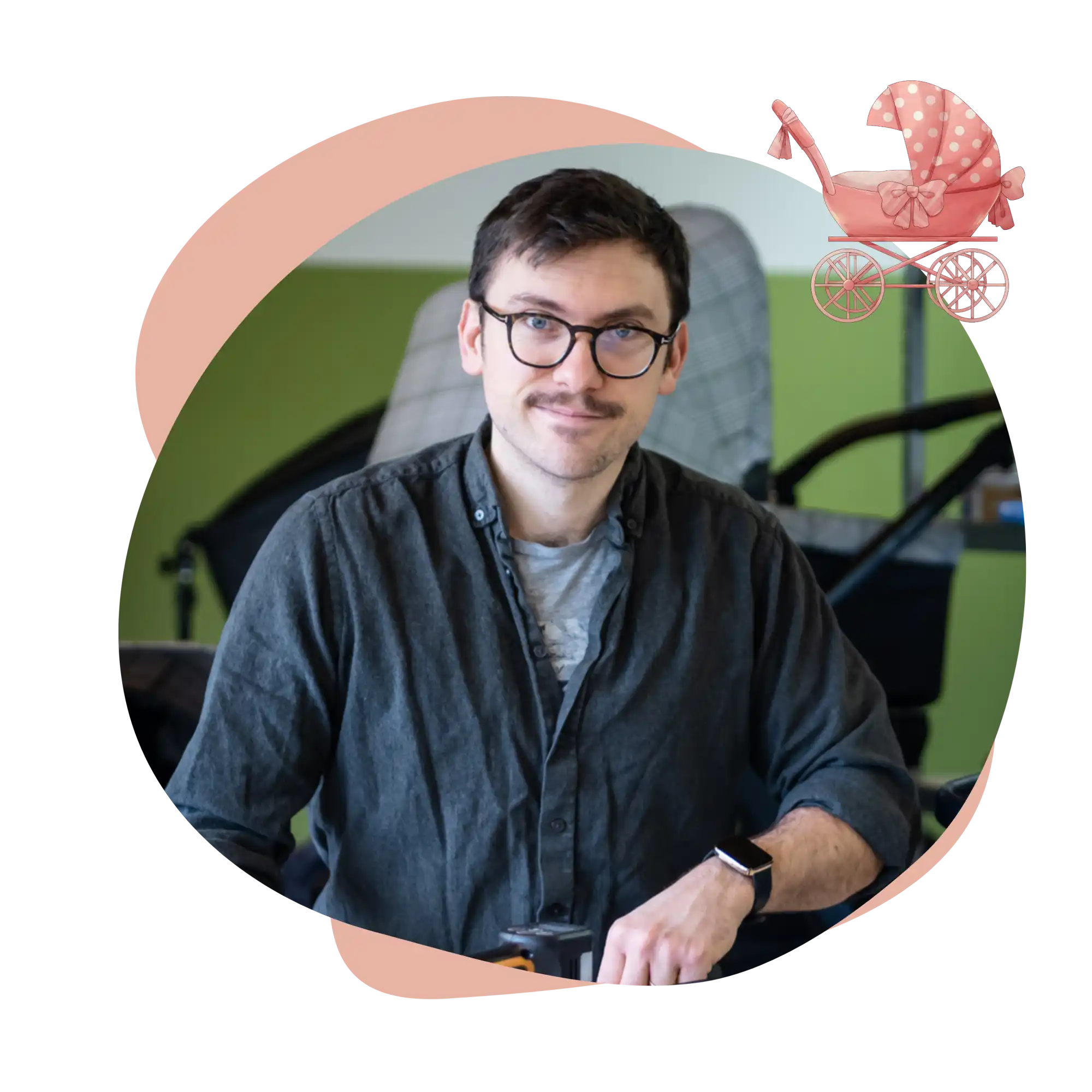 Ein lächelnder Mann mit Brille, Schnurrbart und Uhr, eingerahmt von einem dekorativen Bogen und einem rosa Kinderwagen.