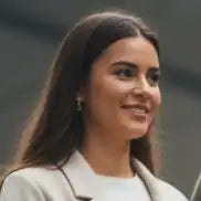 Weißer Blazer mit schwarzen Revers und Knöpfen, wahrscheinlich aus einer Woll- oder Baumwollmischung gefertigt.