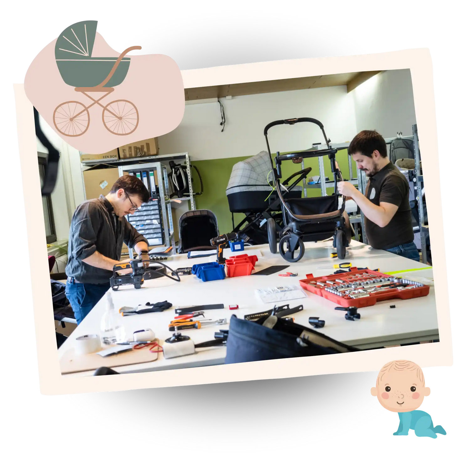 Zwei Männer bauen Kinderwagen in einer Werkstatt zusammen.