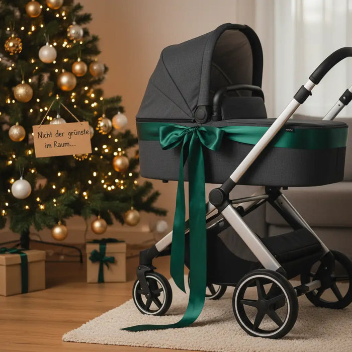 Babywagen aus dunkelgrauem Stoff, silbernem Rahmen, schwarzen Rädern, Design mit grüner Schleife.