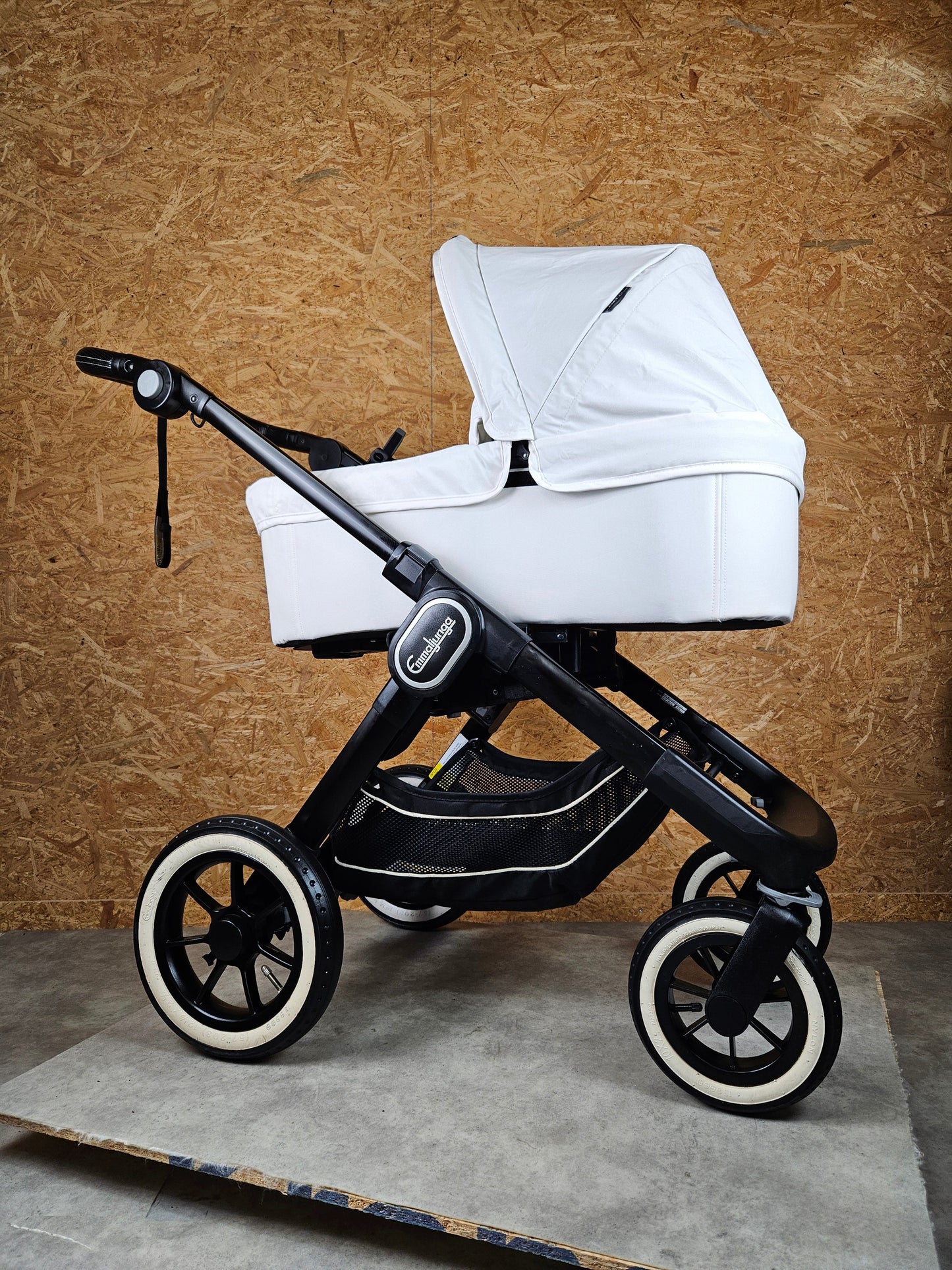 Emmaljunga - Nxt90 Flat Outdoor Kinderwagen (gestell und Babywanne) - Weiß in Gutem Zustand 3