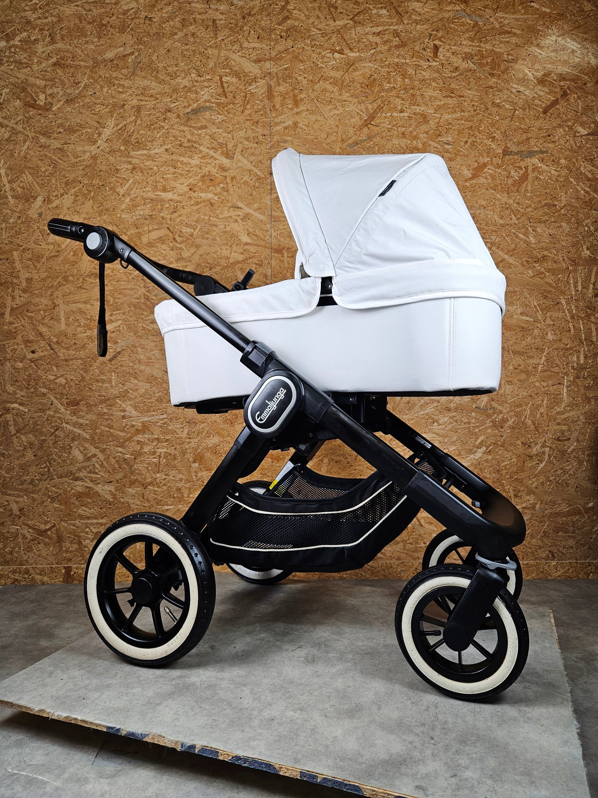 Emmaljunga - Nxt90 Flat Outdoor Kinderwagen (gestell und Babywanne) - Weiß in Gutem Zustand 3
