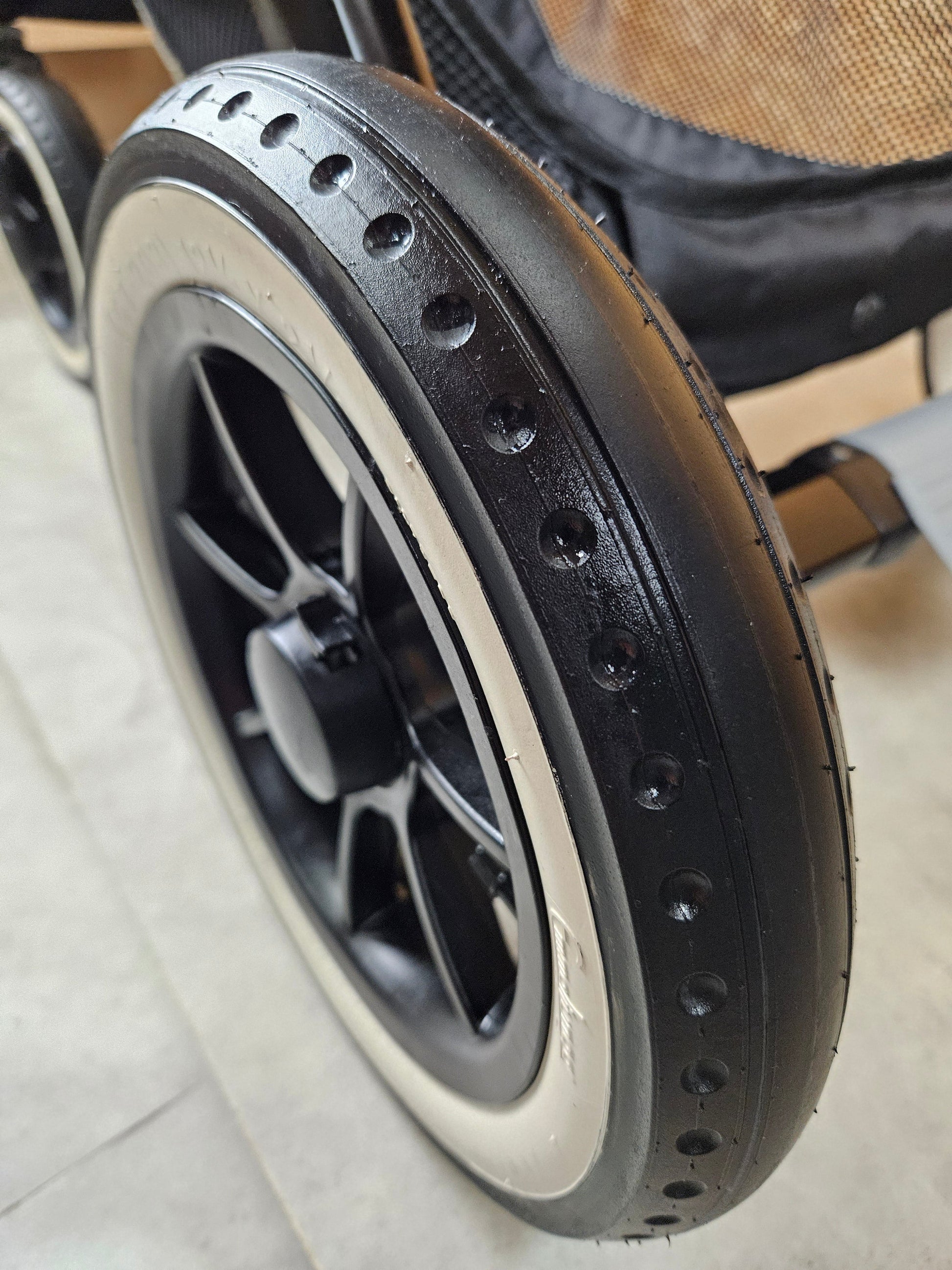 Emmaljunga - Nxt90 Flat Outdoor Kinderwagen (gestell und Babywanne) - Weiß in Gutem Zustand 5