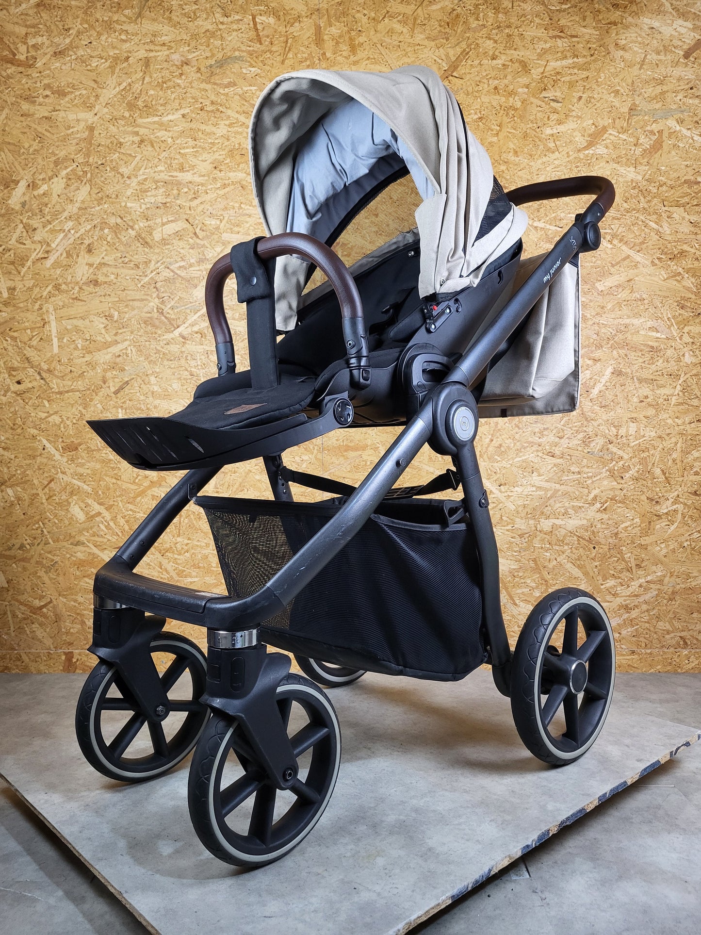 My Junior Vita Hope Kinderwagen - Schwarz mit beigem Verdeck in gutem Zustand